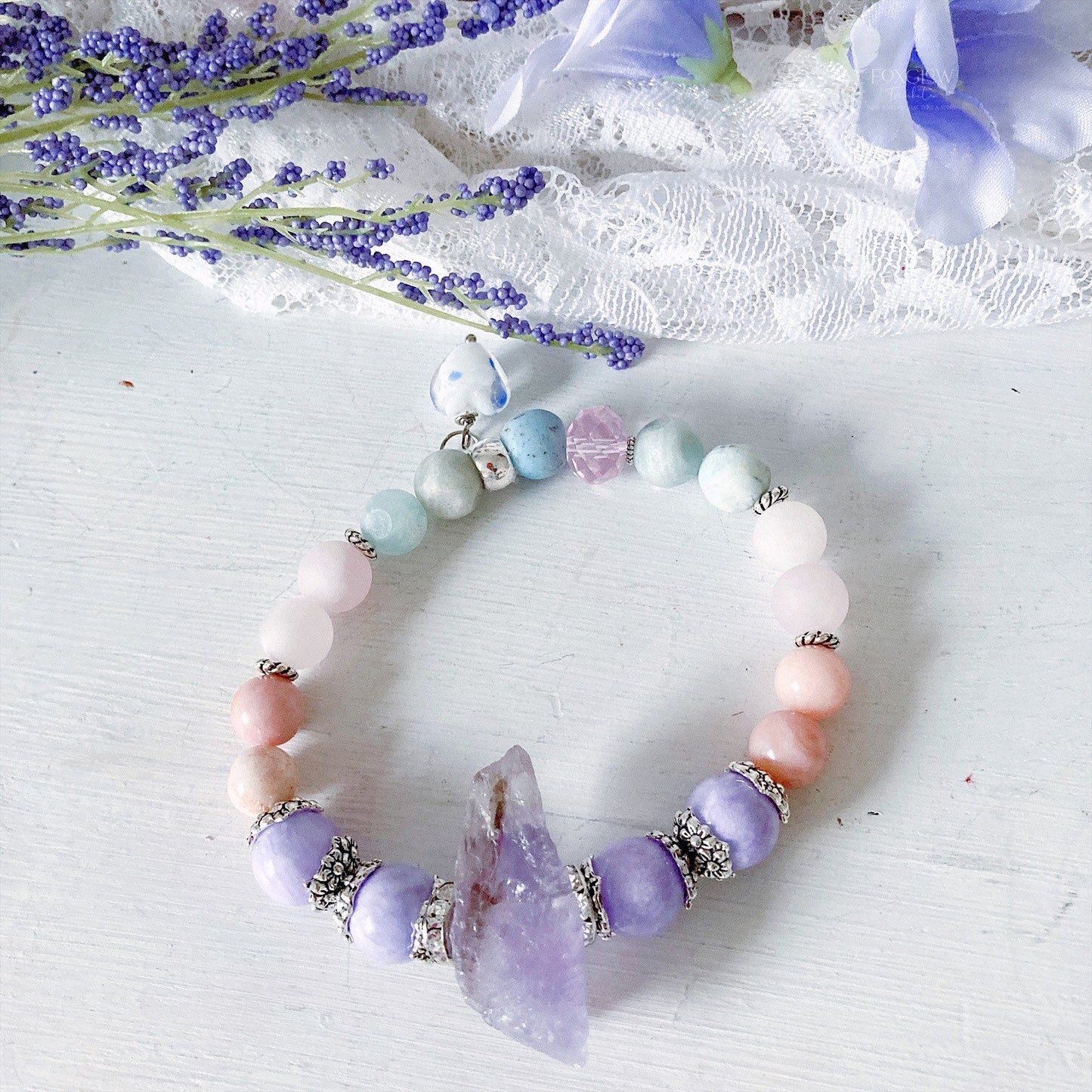 Pulsera elástica boho caprichosa en colores pastel para mujer