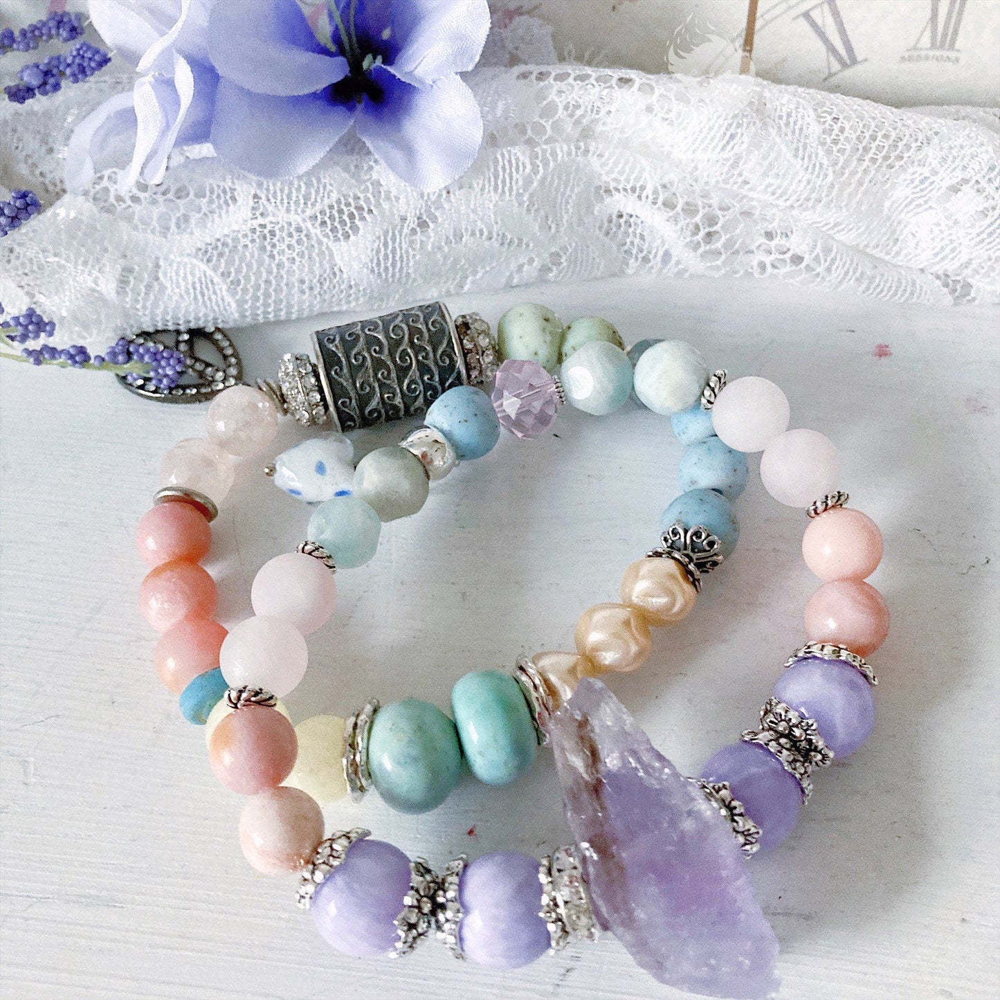 Pulsera elástica boho caprichosa en colores pastel para mujer