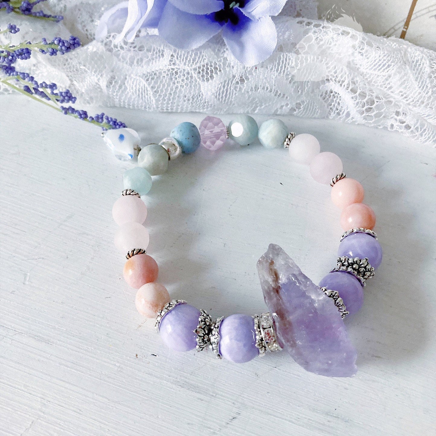 Pulsera elástica boho caprichosa en colores pastel para mujer